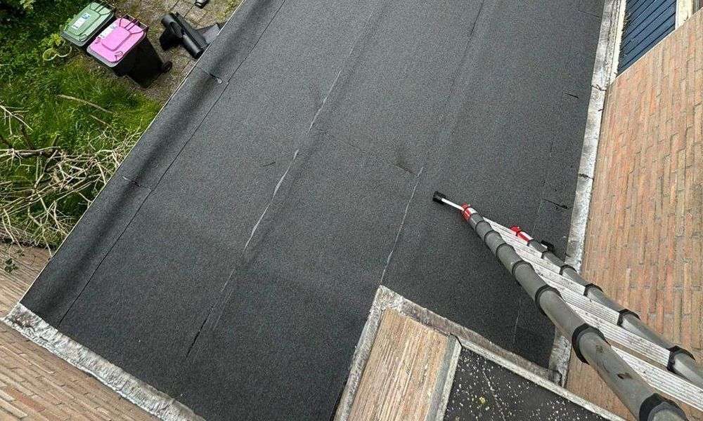Plat dak geplaatst door dakdekker in Oirschot