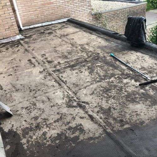 Schoonmaken van een plat dak in Oirschot